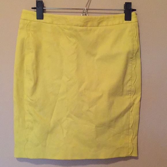 Banana Republic Dresses & Skirts - Yellow scalloped Banana Republic pencil skirt Banana Republic Dresses & Skirts - Yellow scalloped Banana Republic pencil skirt